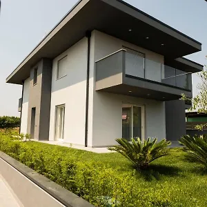 https://marali-lake-apartments.it-lombardy.com